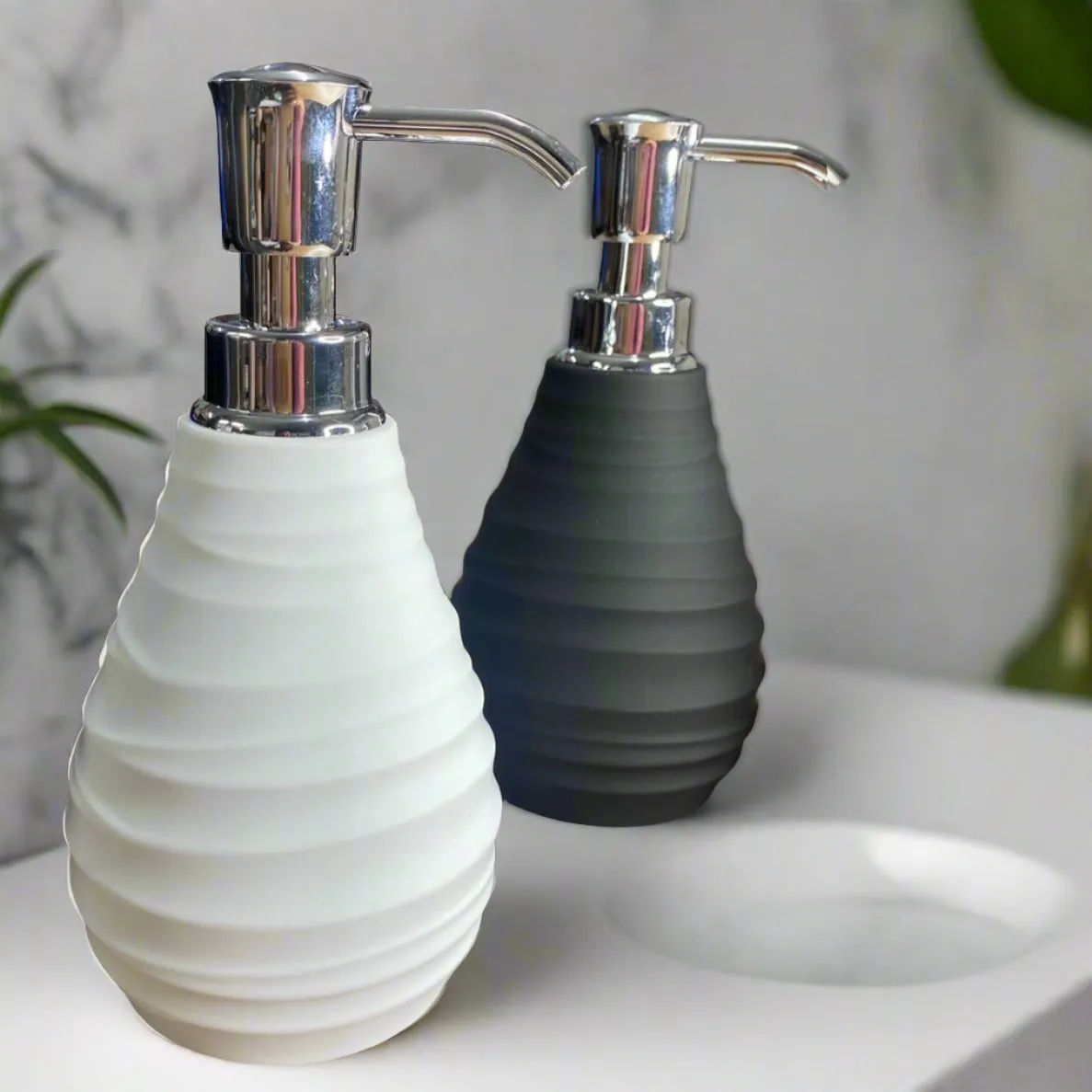 Matte Finish Ribbed Design Soap Dispenser With Chrome Pump By-APT