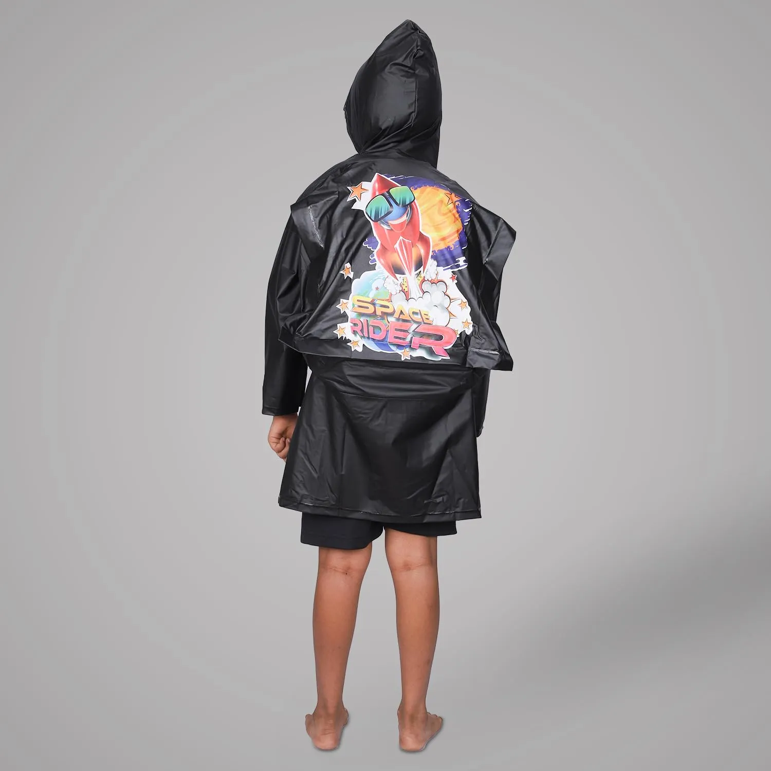 THE CLOWNFISH Toon Caper Series Kids Waterproof PVC Longcoat with Adjustable Hood & Extra Space for Backpack/Schoolbag Holding. Printed Plastic Pouch. Kid Age-5-6 years (Jet Black)